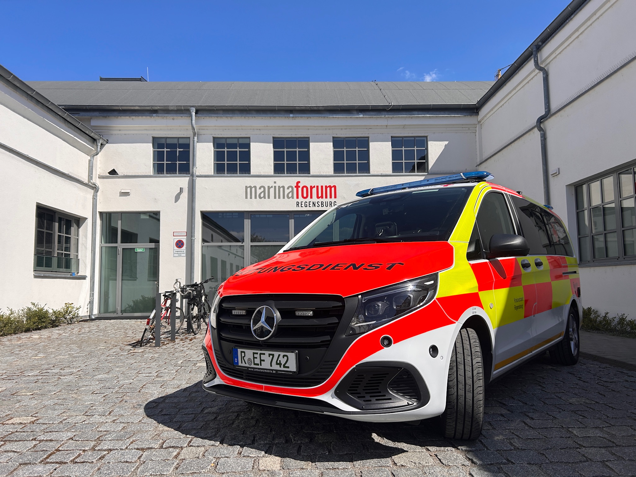 REF in front of marinaforum Regensburg